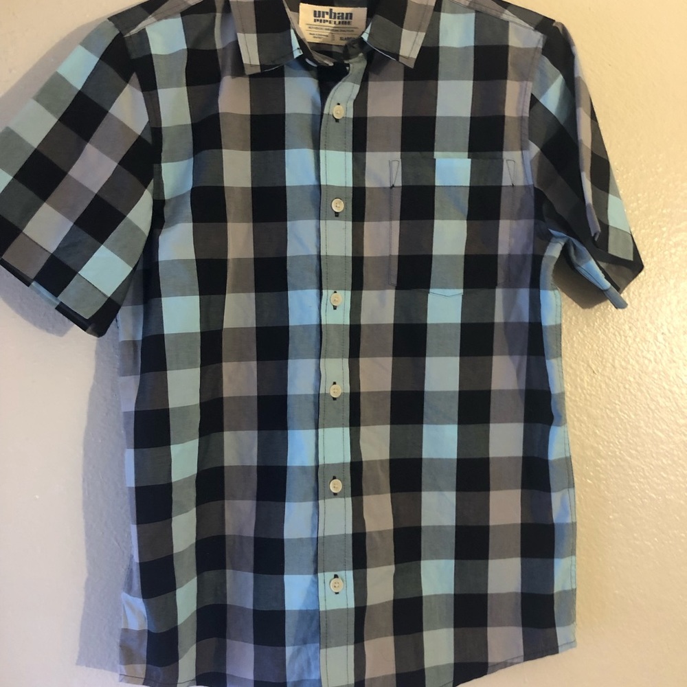 Urban pipeline brand short sleeve shirt. Kids size xl.